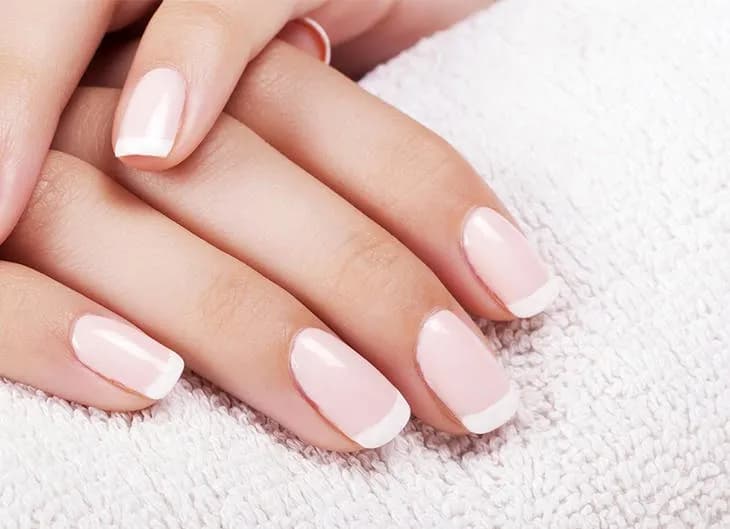 Uñas francesitas: técnicas y tendencias modernas para un look perfecto