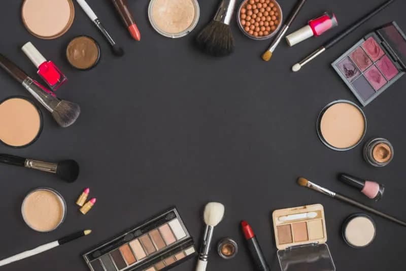 Etiquetas cosméticos: requisitos obligatorios que no puedes ignorar