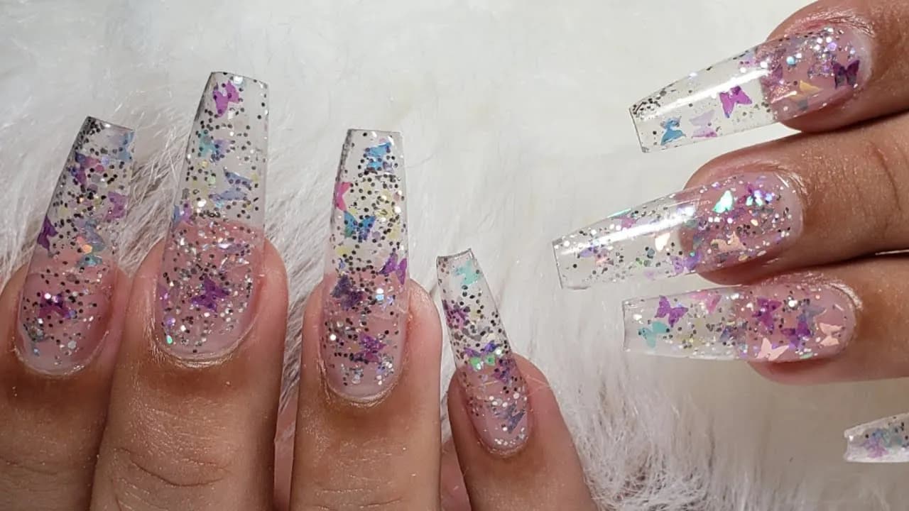Uñas transparentes: cómo lograr un look elegante y versátil